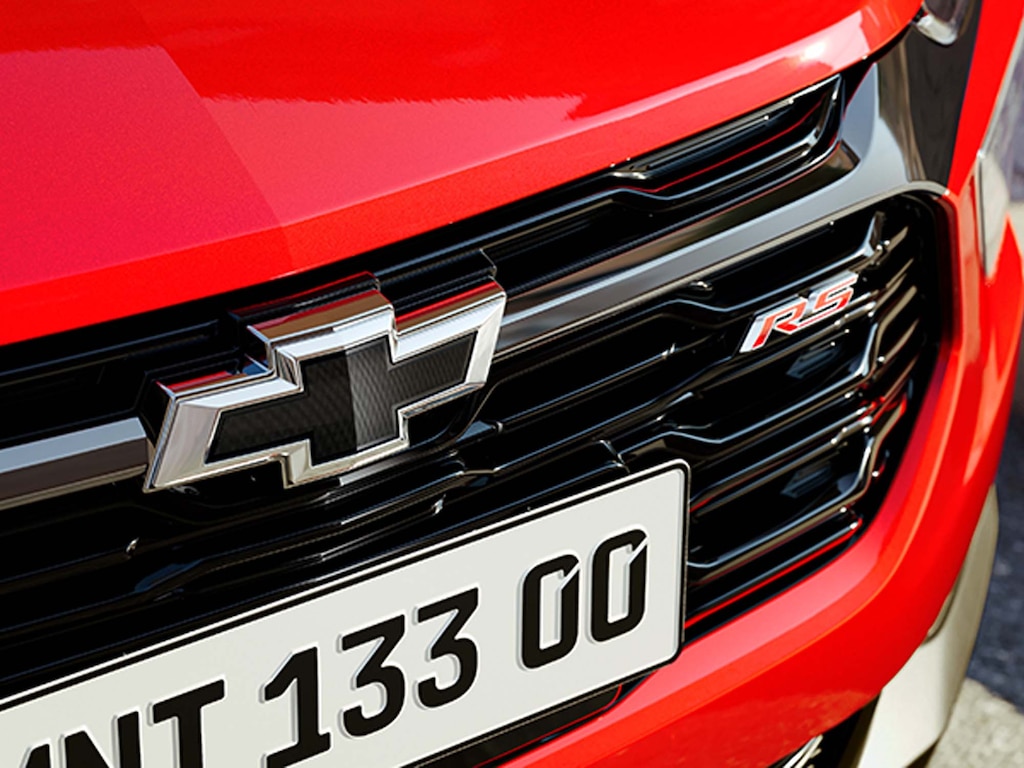 Grade frontal em cromo escurecido com gravata preta da Chevrolet em preto da picape Montana RS